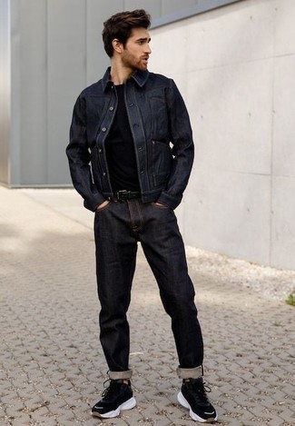 Wie dunkelblaue Jeans mit dunkelblauer Jeansjacke zu kombinieren – 220 Casual Herren Outfits: Erwägen Sie das Tragen von einer dunkelblauen Jeansjacke und dunkelblauen Jeans für ein großartiges Wochenend-Outfit. Wenn Sie nicht durch und durch formal auftreten möchten, entscheiden Sie sich für schwarzen und weißen Sportschuhe.