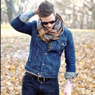 Dunkelbraunen Schal mit Schottenmuster kombinieren – 7 Casual Herren Outfits: Kombinieren Sie eine blaue Jeansjacke mit einem dunkelbraunen Schal mit Schottenmuster für einen entspannten Wochenend-Look.