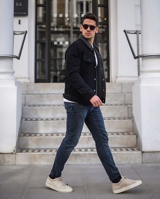 Hellbeige niedrige Sneakers kombinieren – 500+ Herren Outfits: Kombinieren Sie eine schwarze Jeansjacke mit dunkelblauen Jeans für ein bequemes Outfit, das außerdem gut zusammen passt. Vervollständigen Sie Ihr Look mit hellbeige niedrigen Sneakers.