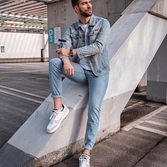 30 Jährige: Sneakersocken kombinieren – 500+ Herren Outfits: Halten Sie Ihr Outfit locker mit einer hellblauen Jeansjacke und Sneakersocken. Entscheiden Sie sich für weißen Segeltuch niedrige Sneakers, um Ihr Modebewusstsein zu zeigen.