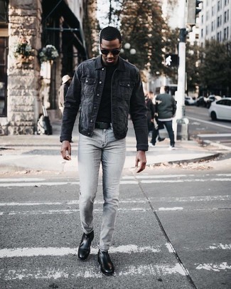 Dunkelgraue Jeansjacke kombinieren – 175 Herren Outfits: Kombinieren Sie eine dunkelgraue Jeansjacke mit grauen Jeans, um einen lockeren, aber dennoch stylischen Look zu erhalten. Schwarze Chelsea Boots aus Leder putzen umgehend selbst den bequemsten Look heraus.