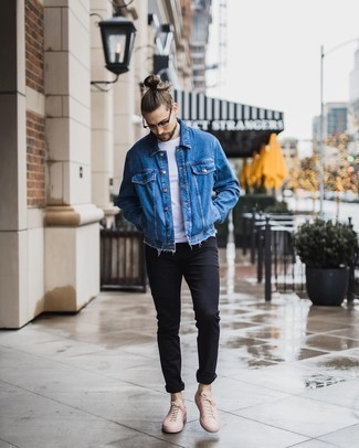 Fuchsia niedrige Sneakers kombinieren – 100 Herren Outfits: Paaren Sie eine blaue Jeansjacke mit schwarzen Jeans für ein großartiges Wochenend-Outfit. Fuchsia niedrige Sneakers fügen sich nahtlos in einer Vielzahl von Outfits ein.