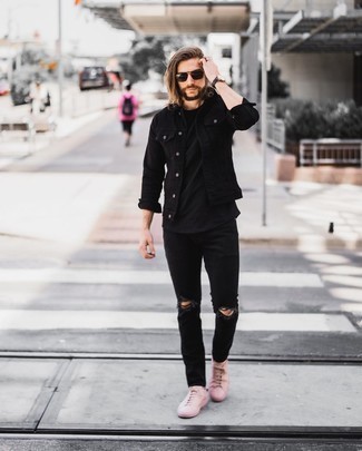 Rosa Schuhe kombinieren – 169 Herren Outfits: Für ein bequemes Couch-Outfit, kombinieren Sie eine schwarze Jeansjacke mit schwarzen Jeans mit Destroyed-Effekten. Fühlen Sie sich mutig? Vervollständigen Sie Ihr Outfit mit rosa Segeltuch niedrigen Sneakers.