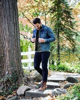 30 Jährige: Rotbraune Lederfreizeitstiefel kombinieren – 500+ Herbst Herren Outfits: Kombinieren Sie eine blaue Jeansjacke mit dunkelblauen Jeans, um einen lockeren, aber dennoch stylischen Look zu erhalten. Eine rotbraune Lederfreizeitstiefel bringen klassische Ästhetik zum Ensemble. Das Outfit ist einfach mega für den Herbst.