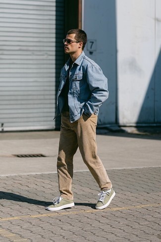 Beige Cordjeans kombinieren – 21 Herren Outfits: Vereinigen Sie eine hellblaue Jeansjacke mit beige Cordjeans für einen bequemen Alltags-Look. Vervollständigen Sie Ihr Look mit olivgrünen Segeltuch niedrigen Sneakers.