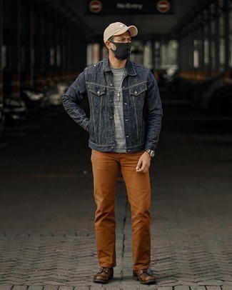 Braune Jeans kombinieren – 261 Herren Outfits: Paaren Sie eine dunkelblaue Jeansjacke mit braunen Jeans für ein bequemes Outfit, das außerdem gut zusammen passt. Entscheiden Sie sich für eine dunkelbraune Lederfreizeitstiefel, um Ihr Modebewusstsein zu zeigen.