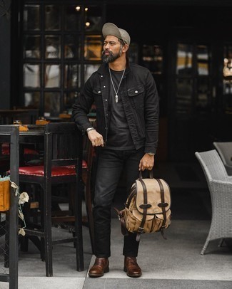 Graue Lederuhr kombinieren – 199 Smart-Casual Herren Outfits: Kombinieren Sie eine schwarze Jeansjacke mit einer grauen Lederuhr für einen entspannten Wochenend-Look. Dunkelbraune Chelsea Boots aus Leder sind eine einfache Möglichkeit, Ihren Look aufzuwerten.