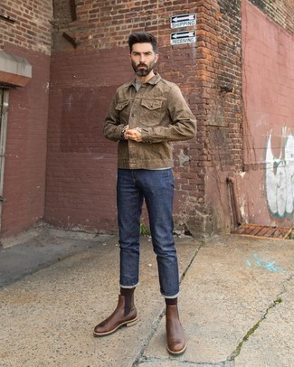Braune Jeansjacke kombinieren – 50 Herren Outfits: Entscheiden Sie sich für eine braune Jeansjacke und dunkelblauen Jeans für ein großartiges Wochenend-Outfit. Fühlen Sie sich mutig? Entscheiden Sie sich für dunkelbraunen Chelsea Boots aus Leder.