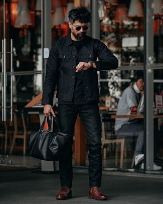 Wie schwarze Jeansjacke mit schwarzen T-Shirts mit einem Rundhalsausschnitt zu kombinieren – 6 Smart-Casual Herren Outfits: Tragen Sie eine schwarze Jeansjacke und ein schwarzes T-Shirt mit einem Rundhalsausschnitt, um mühelos alles zu meistern, was auch immer der Tag bringen mag. Ergänzen Sie Ihr Outfit mit dunkelbraunen Chelsea Boots aus Leder, um Ihr Modebewusstsein zu zeigen.