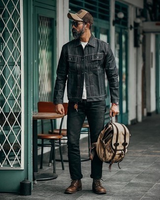 Rotbraune Lederfreizeitstiefel kombinieren – 500+ Frühling Herren Outfits: Erwägen Sie das Tragen von einer schwarzen Jeansjacke und schwarzen Jeans für ein bequemes Outfit, das außerdem gut zusammen passt. Fühlen Sie sich mutig? Entscheiden Sie sich für eine rotbraune Lederfreizeitstiefel. Dieses Outfit ist in der Übergangszeit mehr wegzudenken.