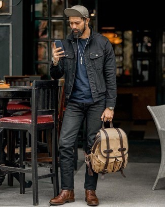 40 Jährige: Chelsea Boots kombinieren – 113 Herren Outfits warm Wetter: Kombinieren Sie eine schwarze Jeansjacke mit schwarzen Jeans, um mühelos alles zu meistern, was auch immer der Tag bringen mag. Fühlen Sie sich ideenreich? Ergänzen Sie Ihr Outfit mit Chelsea Boots.