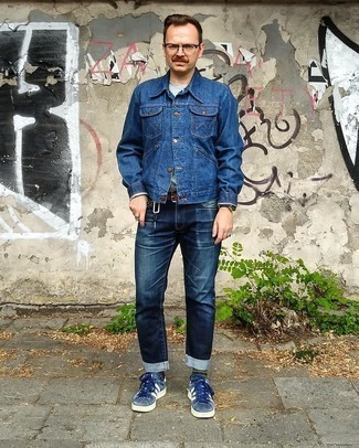 Wie dunkelblaue Jeans mit dunkelblauer Jeansjacke zu kombinieren – 379 Herren Outfits: Kombinieren Sie eine dunkelblaue Jeansjacke mit dunkelblauen Jeans für ein Alltagsoutfit, das Charakter und Persönlichkeit ausstrahlt. Ergänzen Sie Ihr Look mit dunkelblauen und weißen Segeltuch niedrigen Sneakers.