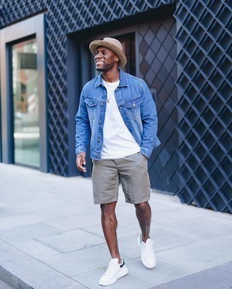 Graue Shorts kombinieren – 432 Herren Outfits: Kombinieren Sie eine blaue Jeansjacke mit grauen Shorts, um einen lockeren, aber dennoch stylischen Look zu erhalten. Vervollständigen Sie Ihr Look mit weißen und dunkelblauen Segeltuch niedrigen Sneakers.