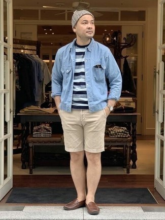 Wie Shorts mit Mokassins zu kombinieren – 46 Sommer Herren Outfits: Kombinieren Sie eine hellblaue Jeansjacke mit Shorts für ein bequemes Outfit, das außerdem gut zusammen passt. Komplettieren Sie Ihr Outfit mit Mokassins. Der Look ist einfach mega für den Sommer.