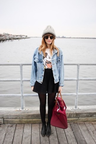 Graue Mütze kombinieren – 163 Damen Outfits: Um eine super entspannte und harmonische Silhouette zu formen, tragen Sie eine hellblaue Jeansjacke und eine graue Mütze. Schwarze Leder Stiefeletten sind eine gute Wahl, um dieses Outfit zu vervollständigen.