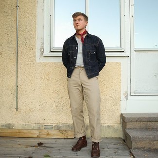 30 Jährige: Jeansjacke kombinieren – 500+ Herren Outfits warm Wetter: Kombinieren Sie eine Jeansjacke mit einer hellbeige Chinohose für einen bequemen Alltags-Look. Machen Sie Ihr Outfit mit einer dunkelbraunen Lederfreizeitstiefeln eleganter.