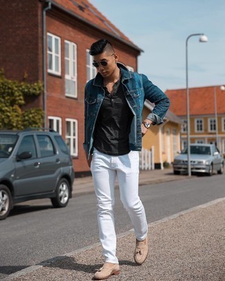 Hellbeige Slipper kombinieren – 500+ Herren Outfits: Kombinieren Sie eine dunkelblaue Jeansjacke mit weißen Jeans, um einen lockeren, aber dennoch stylischen Look zu erhalten. Fühlen Sie sich mutig? Vervollständigen Sie Ihr Outfit mit hellbeige Slippern.