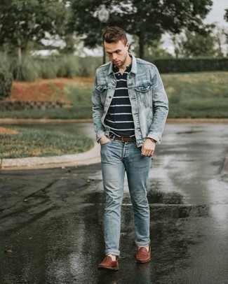 Braune Leder Slipper kombinieren – 1200+ Herren Outfits: Tragen Sie eine hellblaue Jeansjacke und hellblauen Jeans für ein Alltagsoutfit, das Charakter und Persönlichkeit ausstrahlt. Fühlen Sie sich mutig? Ergänzen Sie Ihr Outfit mit braunen Leder Slippern.
