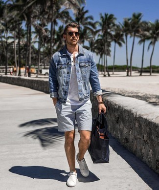 Dunkelblaue Shopper Tasche aus Segeltuch kombinieren – 114 Sommer Herren Outfits: Kombinieren Sie eine blaue Jeansjacke mit einer dunkelblauen Shopper Tasche aus Segeltuch für einen entspannten Wochenend-Look. Fühlen Sie sich ideenreich? Entscheiden Sie sich für weißen Segeltuch niedrige Sneakers. Schon haben wir ein super Look im Sommer.