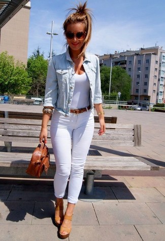 hellblaue Jeansjacke, weißes Trägershirt, weiße enge Jeans, beige Keilsandaletten aus Leder für Damen