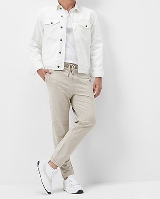 Welche Chinohosen mit weißer Jeansjacke zu tragen – 35 Herren Outfits: Kombinieren Sie eine weiße Jeansjacke mit einer Chinohose für ein bequemes Outfit, das außerdem gut zusammen passt. Wenn Sie nicht durch und durch formal auftreten möchten, vervollständigen Sie Ihr Outfit mit weißen Sportschuhen.