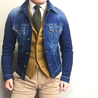 30 Jährige: Dunkelgrüne Strick Krawatte kombinieren – 16 Herbst Herren Outfits: Kombinieren Sie eine blaue Jeansjacke mit einer dunkelgrünen Strick Krawatte für eine klassischen und verfeinerte Silhouette. Mehr braucht ein Übergangs-Outfit nicht!