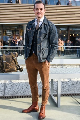 Rotes Einstecktuch mit Paisley-Muster kombinieren – 36 Herren Outfits: Kombinieren Sie eine dunkelblaue Jeansjacke mit einem roten Einstecktuch mit Paisley-Muster für einen entspannten Wochenend-Look. Fühlen Sie sich ideenreich? Vervollständigen Sie Ihr Outfit mit einer braunen Lederfreizeitstiefeln.
