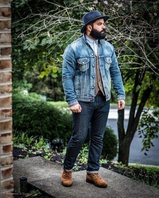Braune Wildlederfreizeitstiefel kombinieren – 500+ Herren Outfits: Entscheiden Sie sich für eine blaue Jeansjacke und dunkelblauen Jeans, um einen lockeren, aber dennoch stylischen Look zu erhalten. Machen Sie Ihr Outfit mit einer braunen Wildlederfreizeitstiefeln eleganter.