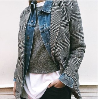 Dunkelgrauen Pullover mit einem Rundhalsausschnitt kombinieren – 499 Damen Outfits: Wahlen Sie einen dunkelgrauen Pullover mit einem Rundhalsausschnitt und schwarzen enge Jeans - mehr brauchen Sie nicht, um einen Freizeit-Look zu schaffen.
