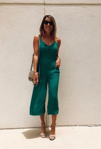 Mintgrünen Jumpsuit kombinieren – 14 Damen Outfits: Erwägen Sie das Tragen von einem mintgrünen Jumpsuit, wenn Sie einen legeren und zeitgenössischen Look wollen. Ergänzen Sie Ihr Look mit grauen Wildleder Sandaletten.
