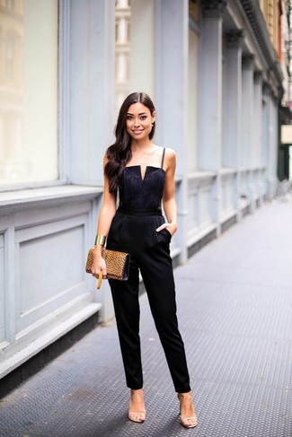 Welche Sandaletten mit schwarzen Jumpsuit zu tragen – 33 Smart-Casual Damen Outfits kühl Wetter: Tragen Sie einen schwarzen Jumpsuit für einen bequemen Casual-Look. Sandaletten sind eine perfekte Wahl, um dieses Outfit zu vervollständigen.