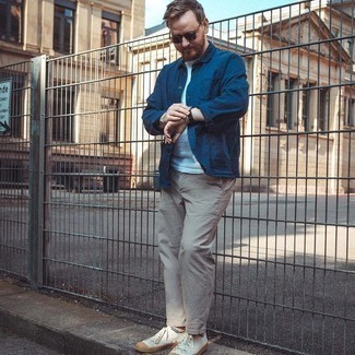 Wie beige Chinohose mit weißer Segeltuch niedriger Sneakers zu kombinieren – 576+ Herren Outfits