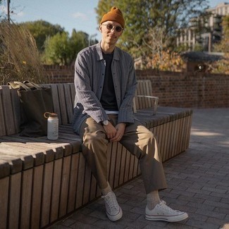 30 Jährige: Wie beige Chinohose mit weißer Segeltuch niedriger Sneakers zu kombinieren – 29 Herbst Herren Outfits