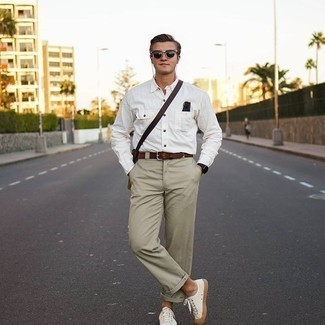 Wie beige Chinohose mit weißer Segeltuch niedriger Sneakers zu kombinieren – 576+ Herren Outfits