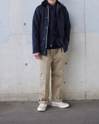 30 Jährige: Wie beige Chinohose mit weißer Segeltuch niedriger Sneakers zu kombinieren – 29 Herbst Herren Outfits