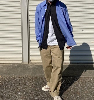 30 Jährige: Wie beige Chinohose mit weißer Segeltuch niedriger Sneakers zu kombinieren – 29 Herbst Herren Outfits