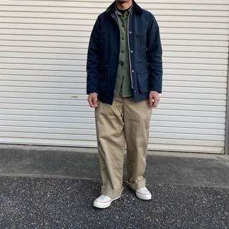 30 Jährige: Wie beige Chinohose mit weißer Segeltuch niedriger Sneakers zu kombinieren – 29 Herbst Herren Outfits
