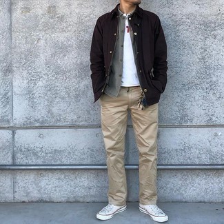 30 Jährige: Wie beige Chinohose mit weißer Segeltuch niedriger Sneakers zu kombinieren – 29 Herbst Herren Outfits