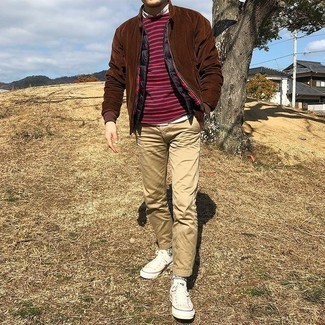 30 Jährige: Wie beige Chinohose mit weißer Segeltuch niedriger Sneakers zu kombinieren – 29 Herbst Herren Outfits