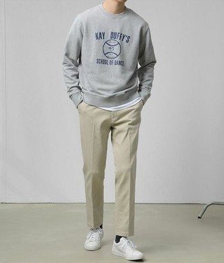 Wie beige Chinohose mit weißer Segeltuch niedriger Sneakers zu kombinieren – 576+ Herren Outfits