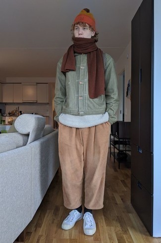 Wie beige Chinohose mit weißer Segeltuch niedriger Sneakers zu kombinieren – 576+ Herren Outfits