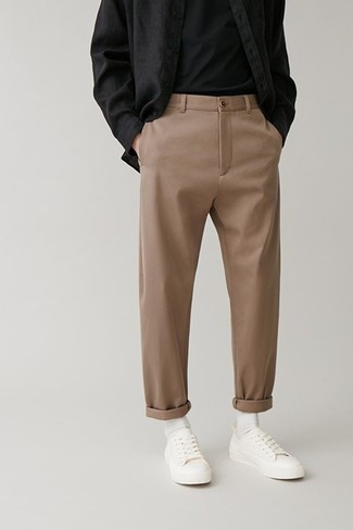 Wie beige Chinohose mit weißer Segeltuch niedriger Sneakers zu kombinieren – 576+ Herren Outfits