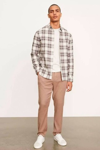 30 Jährige: Wie beige Chinohose mit weißer Segeltuch niedriger Sneakers zu kombinieren – 339 Herren Outfits