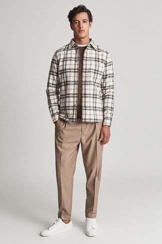 30 Jährige: Wie beige Chinohose mit weißer Segeltuch niedriger Sneakers zu kombinieren – 339 Herren Outfits