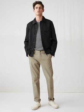Wie beige Chinohose mit weißer Segeltuch niedriger Sneakers zu kombinieren – 576+ Herren Outfits