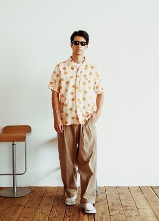 30 Jährige: Wie beige Chinohose mit weißer Segeltuch niedriger Sneakers zu kombinieren – 339 Herren Outfits