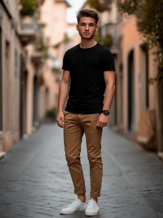 Wie beige Chinohose mit weißer Segeltuch niedriger Sneakers zu kombinieren – 576+ Herren Outfits