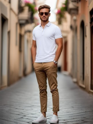 Wie beige Chinohose mit weißer Segeltuch niedriger Sneakers zu kombinieren – 576+ Herren Outfits