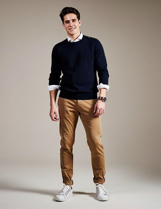 Wie beige Chinohose mit weißer Segeltuch niedriger Sneakers zu kombinieren – 576+ Herren Outfits