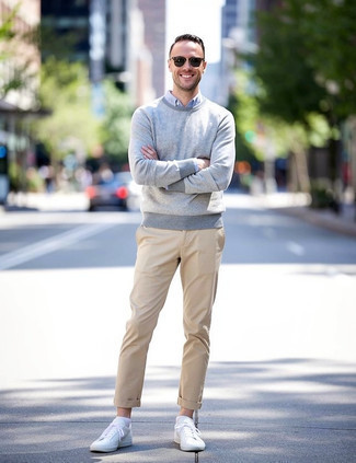 30 Jährige: Wie beige Chinohose mit weißer Segeltuch niedriger Sneakers zu kombinieren – 339 Herren Outfits